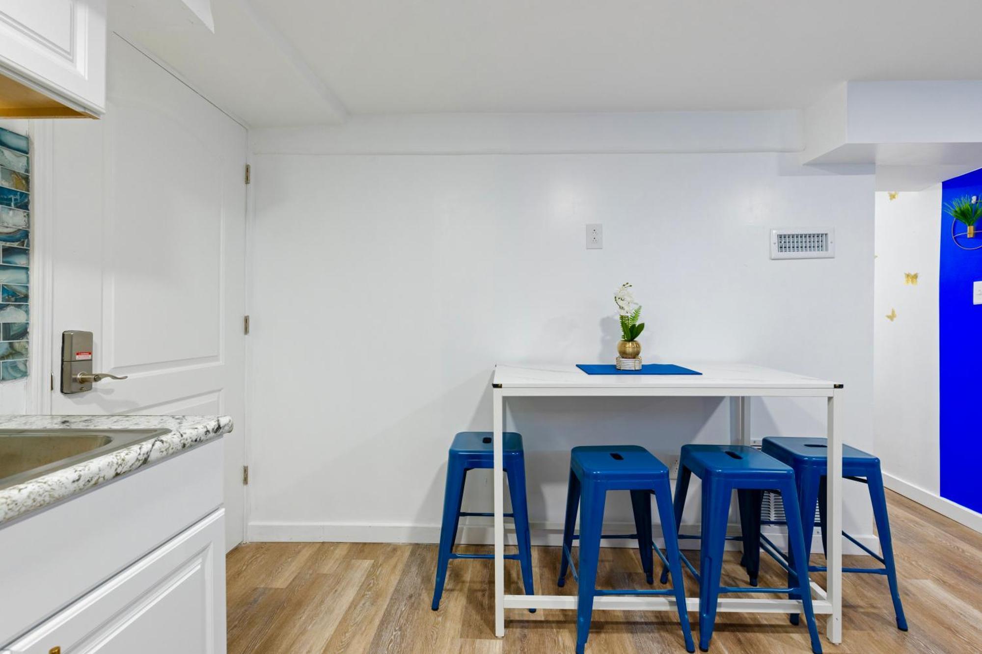 The Sapphire Haven - Your Old Brooklyn Oasis Awaits Families, Couples, Business Travelers Near Downtown With Parking, 300 Mb Wifi & Self Check-In Cleveland Exteriör bild